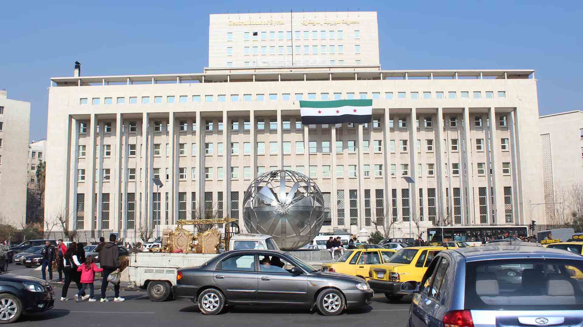 ‏7 ملايين دولار محتجزة.. متضرّرون ينتظرون الحل والمركزي لـ«الوطن»: نعمل على المعالجة