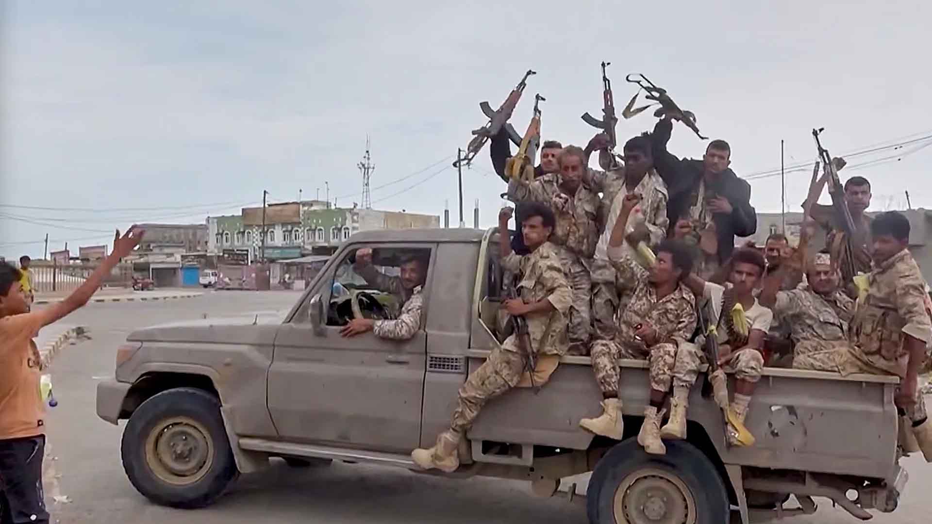 اليمن.. تصعيد ميداني في كهبوب وتعز مع تحذيرات من تهديد الطيران المدني