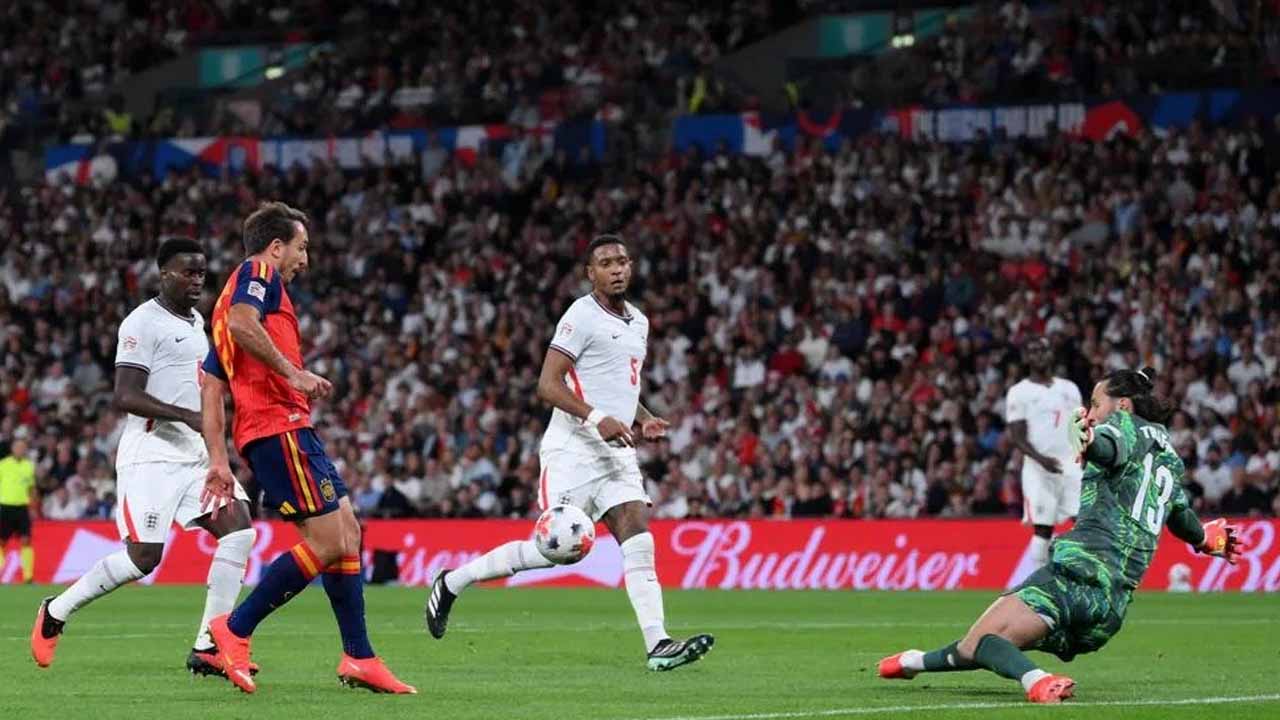 بطل العالم يقتنص الإنكليز في ويمبلي