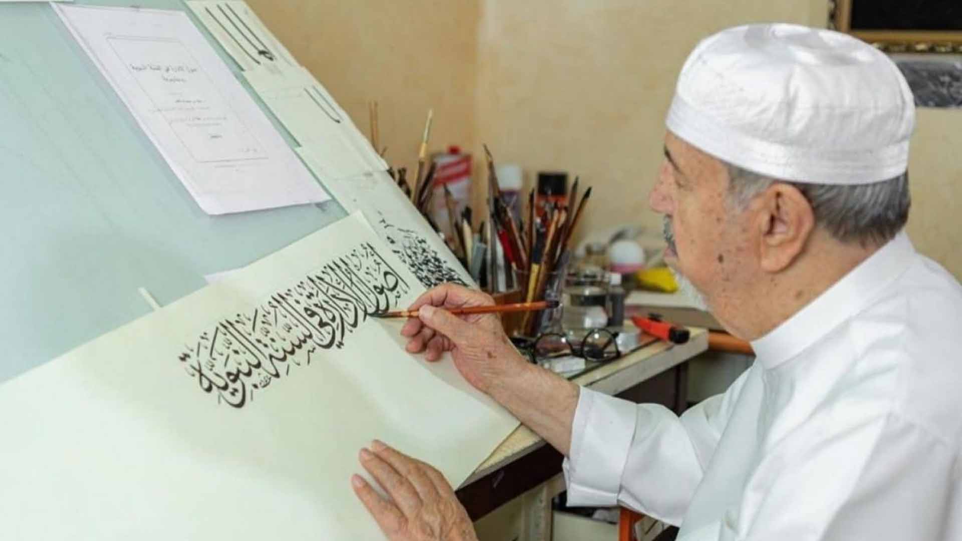 وزير الثقافة يقبّل يد شيخ خطاطي المصحف.. فمن هو؟