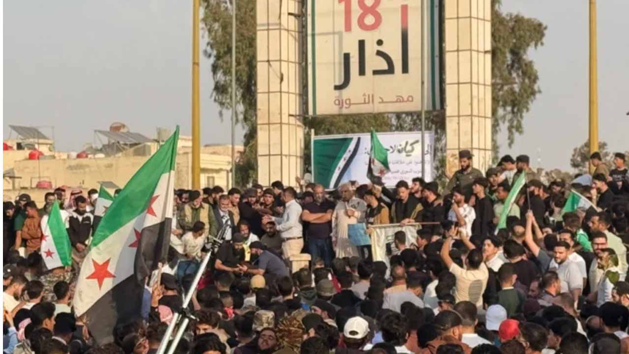 وقفة احتجاجية في درعا تندّد بممارسة قوات الاحتلال الإسرائيلي